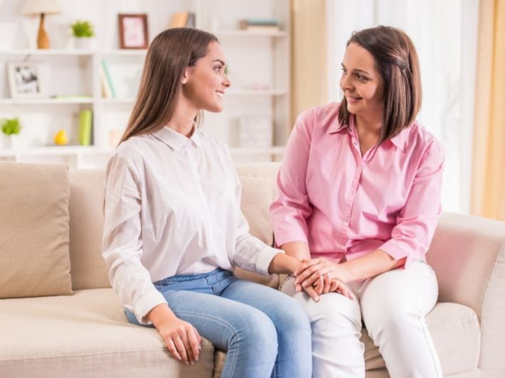 خاص لـ"الجوهرة" | استشاري نفسي يوضح كيف تتعاملين مع تقلبات المزاج لابنتك المراهقة