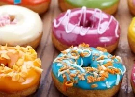 ما هي الآثار الجانبية لتناول الحلويات في الليل؟