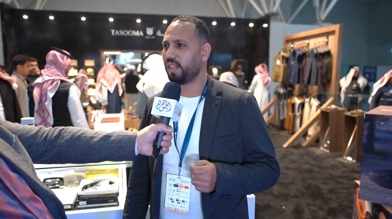 محمد جمال، مشرف مبيعات شركة "tasooma" السعودية في معرض الأقمشة