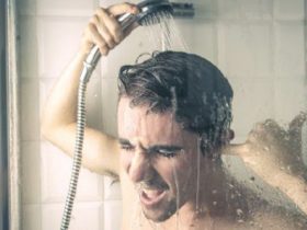 هل من الأفضل الاستحمام في الصباح أم في الليل؟