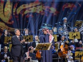 محمد عبده ووائل كفوري يشعلان ليلة موسم الرياض بديو "ليلة ليلة" التاريخي