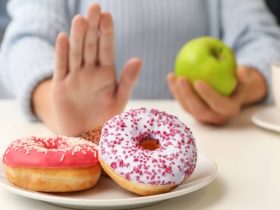 كم من الوقت قبل النوم للتوقف عن الطعام؟