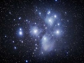 سماء المملكة في رمضان تتلألأ بالظواهر الفلكية: اقتران القمر بالثريا ورصد كوكبات الشتاء