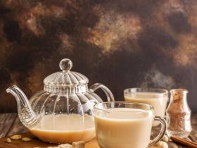 الشاي المثالي: هل يُفضّل إضافة الحليب أم الماء أولاً؟