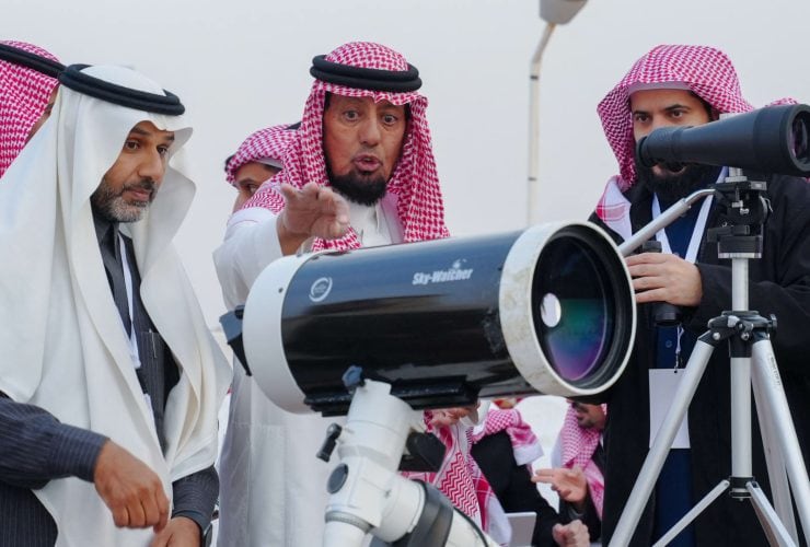 عيد الفطر 2025: حسابات فلكية ترجح اكتمال عدة رمضان في السعودية.