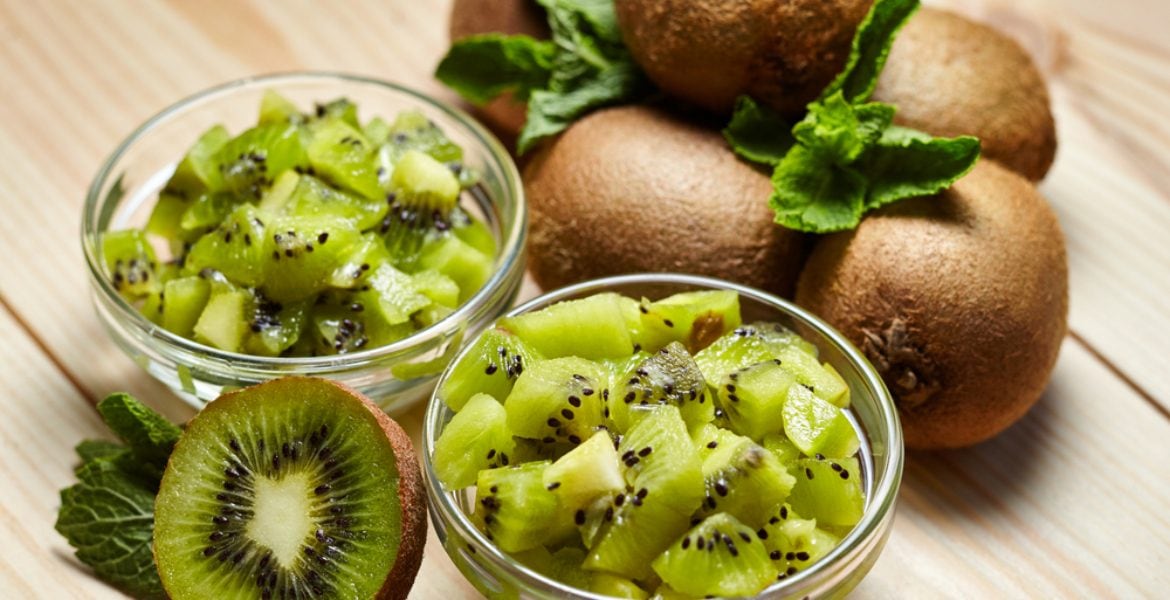 هل تناول حبتين من الكيوي قبل النوم يحسن نومك حقًا؟