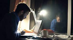 المذاكرة الليلية: خطر يهدد طلاب الجامعات والثانوية العامة..دراسة تؤكد