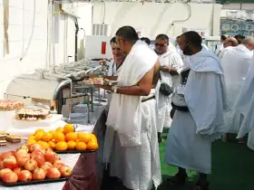 الطعام في الحج بفروقات ثقافية وتحديات صحية.. كيف تحافظ على لياقتك الروحية والجسدية؟