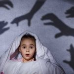هل إخافة الطفل على سبيل المزاح ضارة؟ عواقب نفسية وعقلية خطيرة