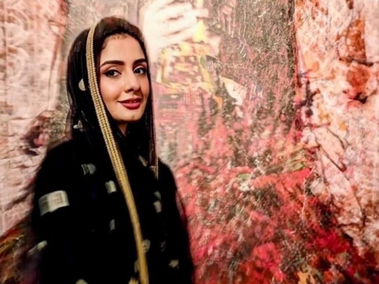 فاطمة النمر.. فنانة سعودية تشكيلية ترسم تفاصيل الروح والواقع