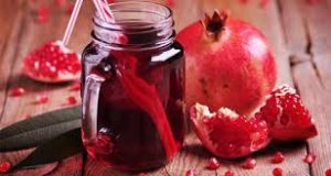 عصير الرمان: انتعاش و5 فوائد صحية تحميكِ من صيف حار