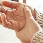 يعد تنميل اليدين أثناء النوم تجربة شائعة قد تثير القلق لدى الكثيرين، حيث يعرف التنميل بأنه فقدان مؤقت للإحساس في منطقة معينة