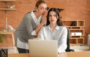 كيف تتعاملين مع زميلتك المتطفلة في العمل؟.. 5 نصائح لوضع الحدود
