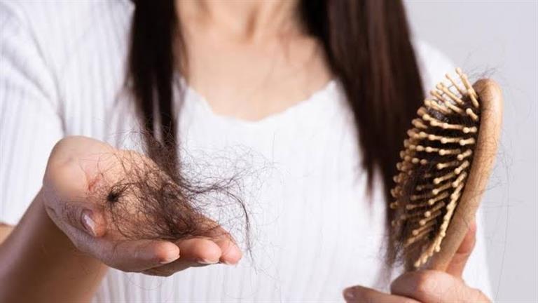 علم تساقط الشعر: الفرق بين الطبيعي وغير الطبيعي ومتى تستدعي الحالة تدخلًا طبيًا