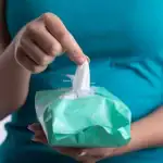 4 استخدامات خاطئة لمناديل الوايبس.. ابتعدي عنها لتجنب الضرر