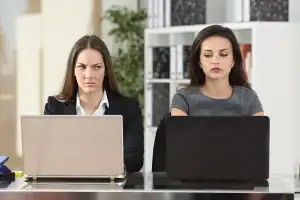 كيف تتعاملين مع زميلتك المتطفلة في العمل؟.. 5 نصائح لوضع الحدود