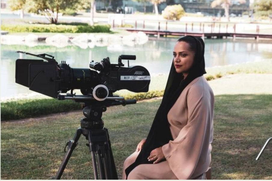 المخرجة الإماراتية نائلة الخاجة تنهي تصوير فيلمها الثاني "باب" وتواصل تمكين المواهب النسائية