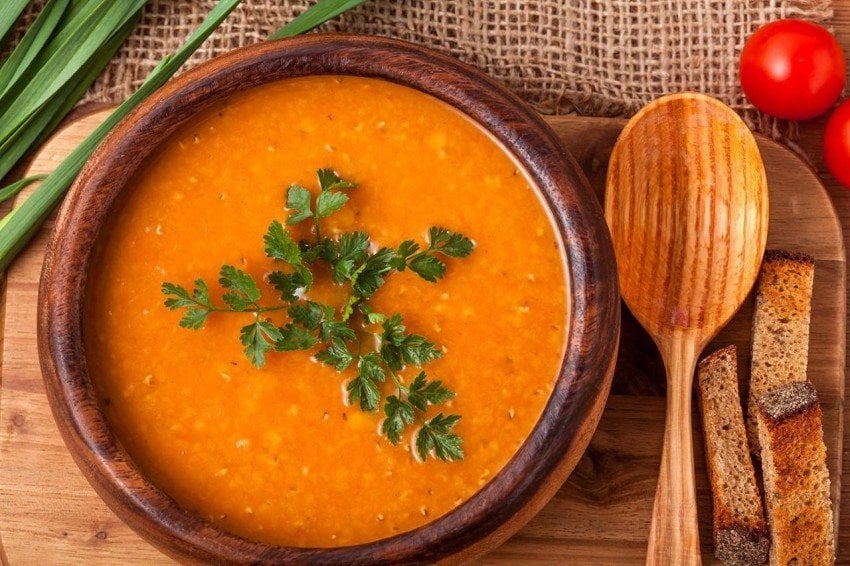 شوربة العدس الأحمر مع الليمون والشبت