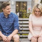 علامات تشير إلى انجذاب الرجل إليكِ.. تصرفي بهذه الطريقة إذا كنتِ تبادلينه الإعجاب