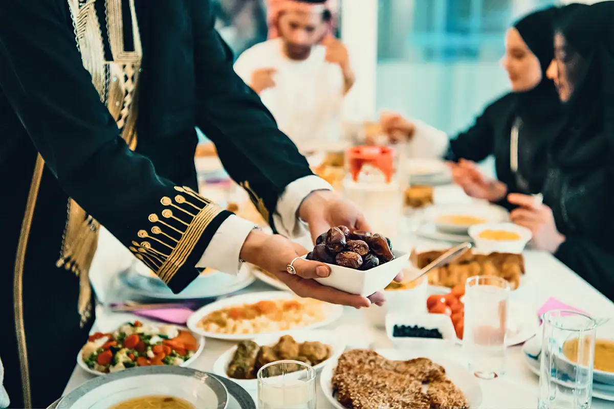 فن الضيافة السعودية في العيد.. إليكِ أبرز الحلويات والأطباق الرئيسية لتقديمها على المائدة