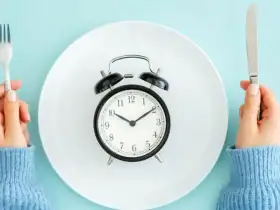 الصيام المتقطع أم تقييد السعرات.. تحليل لأحدث الأدلة العلمية في معركة فقدان الوزن والصحة القلبية