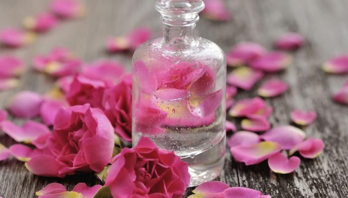 ماء الورد لصحة العين: الفوائد، الاستخدامات، والاحتياطات