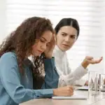 كيف تتعاملين مع زميلتك المتطفلة في العمل؟.. 5 نصائح لوضع الحدود