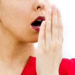 عادات يومية خاطئة تسبب رائحة الفم الكريهة.. لا تفقدي انجذاب زوجك إليك