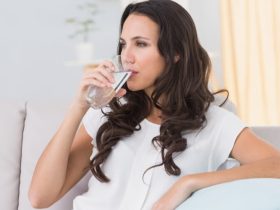 عادة حياتية مذهلة.. 7 فوائد صحية لتناول الماء على الريق