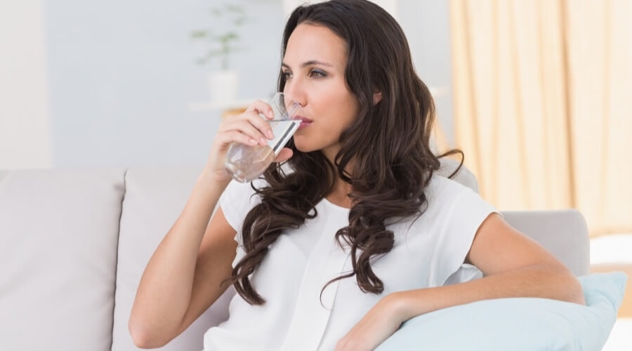 عادة حياتية مذهلة.. 7 فوائد صحية لتناول الماء على الريق