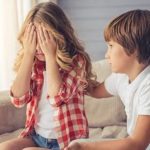كيف تعلمين أطفالك ثقافة الاعتذار؟.. تعلي من شأنهم وسط الآخرين