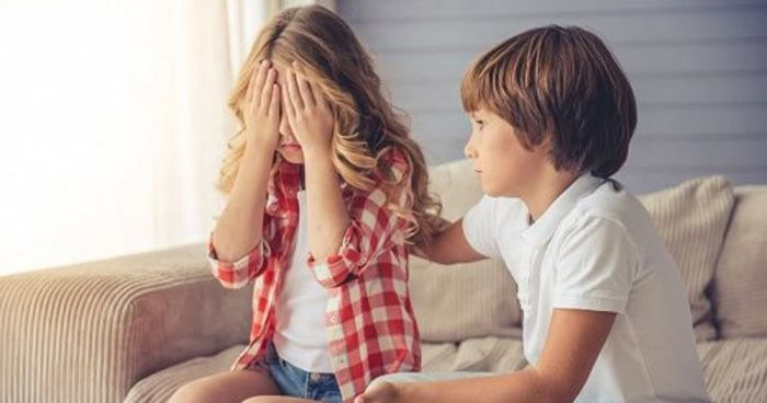 كيف تعلمين أطفالك ثقافة الاعتذار؟.. تعلي من شأنهم وسط الآخرين