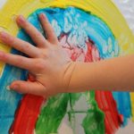 "من اللعب إلى الإبداع: اكتشفي الأنشطة التي تصنع الفرق في حياة طفلك"