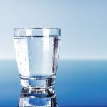 دليلك لشرب الماء في الصيف: كم تحتاج يوميًا؟ ومن الأكثر إحتياجًا؟