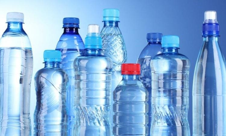 دراسة صادمة: مئات الآلاف من الجزيئات البلاستيكية في زجاجة المياه الواحدة
