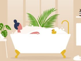 هل يتساقط الشعر أثناء الاستحمام مع الدورة الشهرية؟