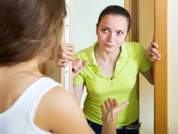كيف تتعاملين مع جيرانك المتطفلين؟.. وضع الحدود هو أساس العلاقات الناجحة