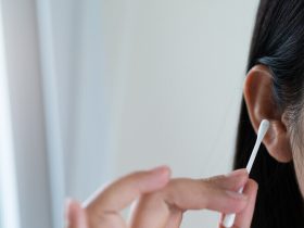تراكم شمع الأذن وانسداده: متى يصبح مشكلة صحية؟