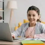 بناء جسور التواصل.. كيف تعلمين أطفالكِ قيم الاحترام والحوار في عصر التكنولوجيا؟