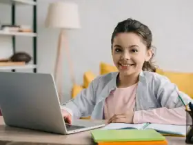 بناء جسور التواصل.. كيف تعلمين أطفالكِ قيم الاحترام والحوار في عصر التكنولوجيا؟