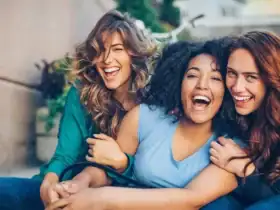 علاقات الصداقة النسائية.. لماذا هي مهمة لرفاهيتكِ وكيف تحافظين عليها؟