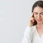 لماذا يؤثر التوتر على النساء أكثر؟ الحقيقة الهرمونية التي يجب أن تعرفها