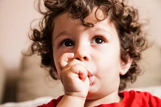أسباب مص الأطفال لأصابعهم.. متى تصبح مصدر قلق؟