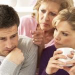 تدخلات الأهل في المشكلات الزوجية قد تزيدها تعقيدًا.. إليكِ كيفية التعامل معها