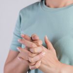 التأثيرات السلبية لطرقعة الأصابع.. حيل بسيطة للتوقف عن هذه العادة