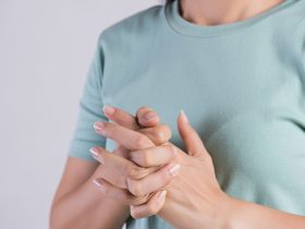 التأثيرات السلبية لطرقعة الأصابع.. حيل بسيطة للتوقف عن هذه العادة