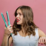 أضرار كثرة استخدام مكواة الشعر.. عادة خاطئة تقع فيها نساء كثيرات