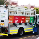 وجهت السلطات في كوريا الجنوبية اتهامات جديدة للرئيس السابق المسجون يون سوك يول اليوم السبت مع استمرار المدعي العام الخاص في التحقيق معه بسبب إعلانه الأحكام العرفية لفترة وجيزة في ديسمبر كانون الأول. وقال مكتب المدعي العام في إفادة صحفية إن التهم الجديدة تشمل عرقلة ممارسة الآخرين لحقوقهم عن طريق إساءة استخدام السلطة، والأمر بحذف سجلات وعرقلة تنفيذ أوامر الاعتقال. ويحاكم يون بتهمة العصيان، التي تصل عقوبتها إلى الإعدام أو السجن المؤبد، ويواجه تهما إضافية منذ تعيين المدعي الخاص في يونيو حزيران لتولي القضايا ضده. ونفى يون ارتكاب أي مخالفات. ولم يرد محاموه بعد على طلب للتعليق على التهم الجديدة. ويقبع الرئيس المعزول في مركز احتجاز سول منذ مطلع الشهر الجاري، ورفضت محكمة في الأسبوع الماضي طلبه الإفراج عنه.