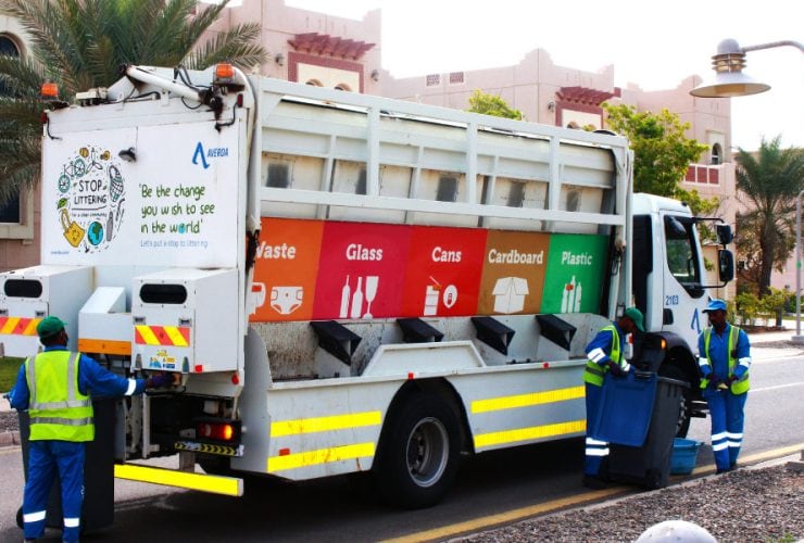 وجهت السلطات في كوريا الجنوبية اتهامات جديدة للرئيس السابق المسجون يون سوك يول اليوم السبت مع استمرار المدعي العام الخاص في التحقيق معه بسبب إعلانه الأحكام العرفية لفترة وجيزة في ديسمبر كانون الأول. وقال مكتب المدعي العام في إفادة صحفية إن التهم الجديدة تشمل عرقلة ممارسة الآخرين لحقوقهم عن طريق إساءة استخدام السلطة، والأمر بحذف سجلات وعرقلة تنفيذ أوامر الاعتقال. ويحاكم يون بتهمة العصيان، التي تصل عقوبتها إلى الإعدام أو السجن المؤبد، ويواجه تهما إضافية منذ تعيين المدعي الخاص في يونيو حزيران لتولي القضايا ضده. ونفى يون ارتكاب أي مخالفات. ولم يرد محاموه بعد على طلب للتعليق على التهم الجديدة. ويقبع الرئيس المعزول في مركز احتجاز سول منذ مطلع الشهر الجاري، ورفضت محكمة في الأسبوع الماضي طلبه الإفراج عنه.