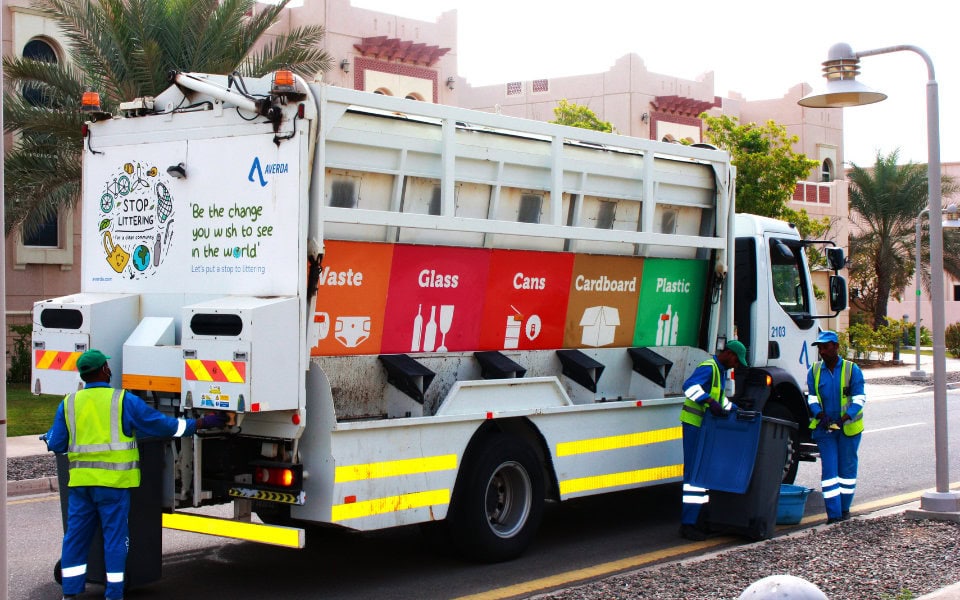وجهت السلطات في كوريا الجنوبية اتهامات جديدة للرئيس السابق المسجون يون سوك يول اليوم السبت مع استمرار المدعي العام الخاص في التحقيق معه بسبب إعلانه الأحكام العرفية لفترة وجيزة في ديسمبر كانون الأول. وقال مكتب المدعي العام في إفادة صحفية إن التهم الجديدة تشمل عرقلة ممارسة الآخرين لحقوقهم عن طريق إساءة استخدام السلطة، والأمر بحذف سجلات وعرقلة تنفيذ أوامر الاعتقال. ويحاكم يون بتهمة العصيان، التي تصل عقوبتها إلى الإعدام أو السجن المؤبد، ويواجه تهما إضافية منذ تعيين المدعي الخاص في يونيو حزيران لتولي القضايا ضده. ونفى يون ارتكاب أي مخالفات. ولم يرد محاموه بعد على طلب للتعليق على التهم الجديدة. ويقبع الرئيس المعزول في مركز احتجاز سول منذ مطلع الشهر الجاري، ورفضت محكمة في الأسبوع الماضي طلبه الإفراج عنه.